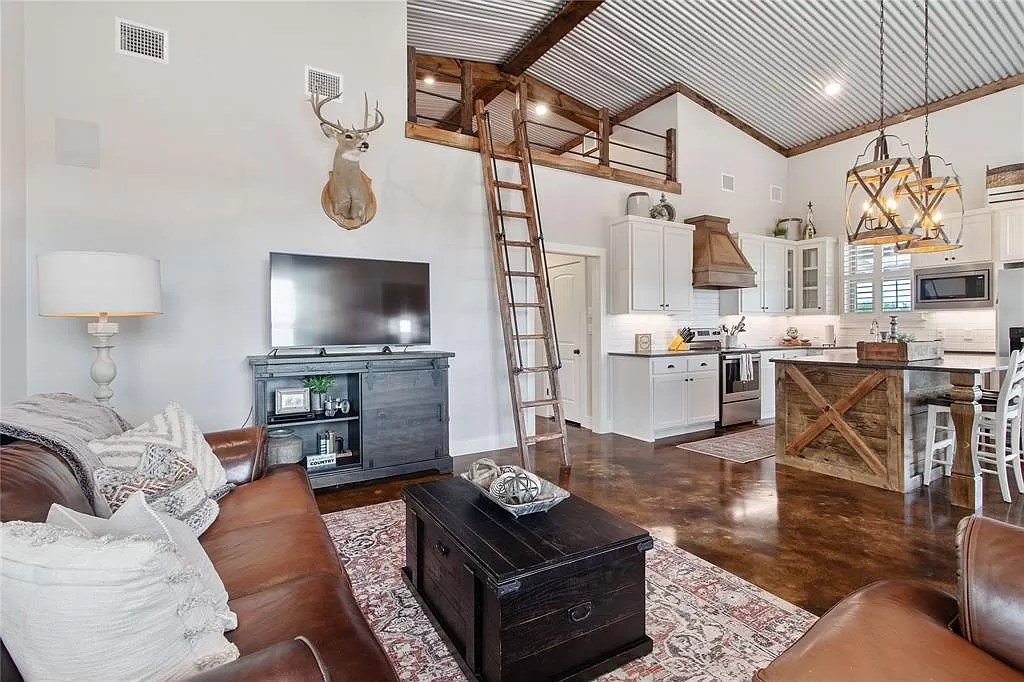 729 Fm 744, Malone, TX 76660