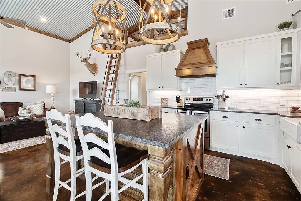 729 Fm 744, Malone, TX 76660