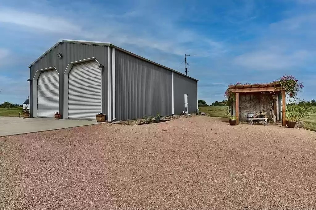 1138 Creekside Ln, Weimar, TX 78962