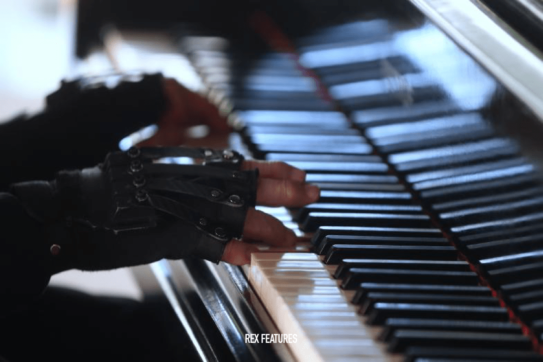A pair of bionic gloves give pianist a second chance to relive his passion. Metallaxis