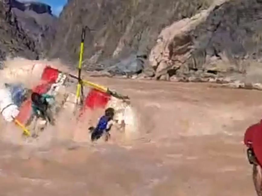 Video Raft flips on Grapevine Rapids, Colorado River, Arizona Metro News