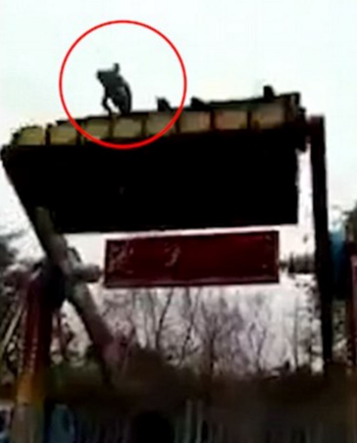 Girl, 14, dies after being thrown from spinning fairground ride Metro