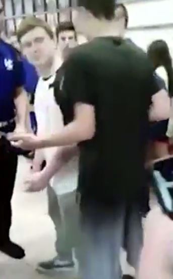 Bully tries to punch smaller kid and ends up bodyslammed in video