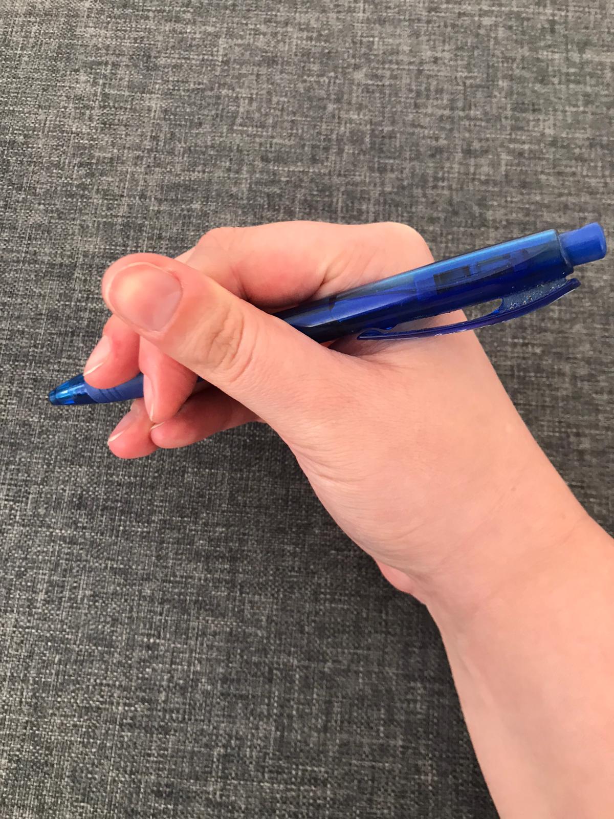 Lateral quadrupod pen grip