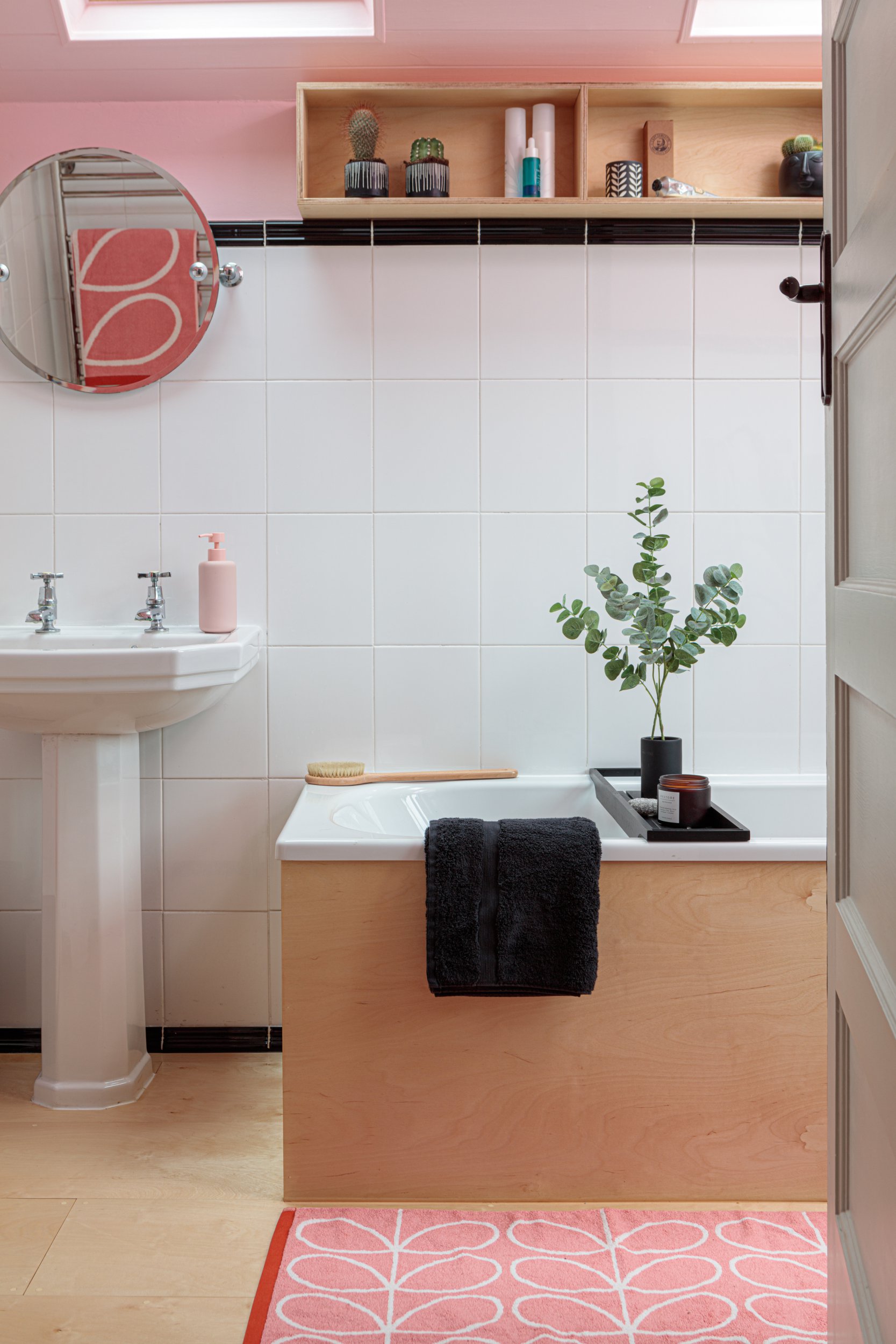 Bath with sink and white tiles