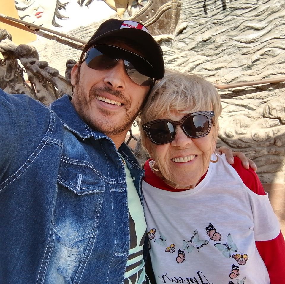 Iris e Mohamed no Egito durante uma de suas três visitas, mas ela diz que não pode voltar (Foto: Iris Jones / Facebook)