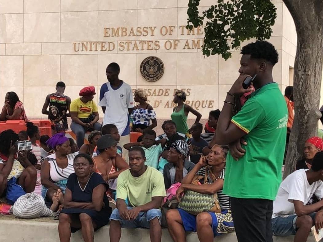 Des déplacés des violences liées aux gangs trouvent refuge devant l