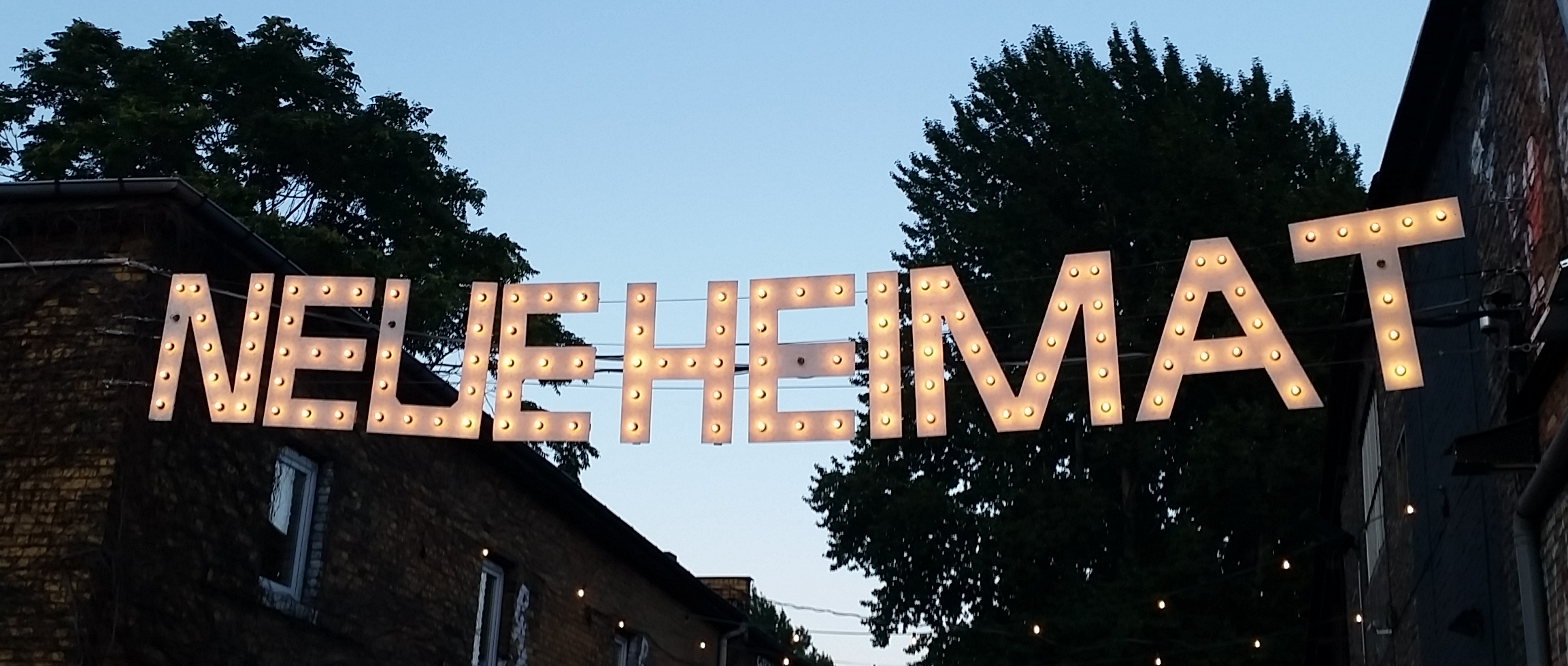 Neue Heimat Streetart Streetkitchen Und Kleiderflohmarkt Im Berliner Friedrichshain Metropolischt