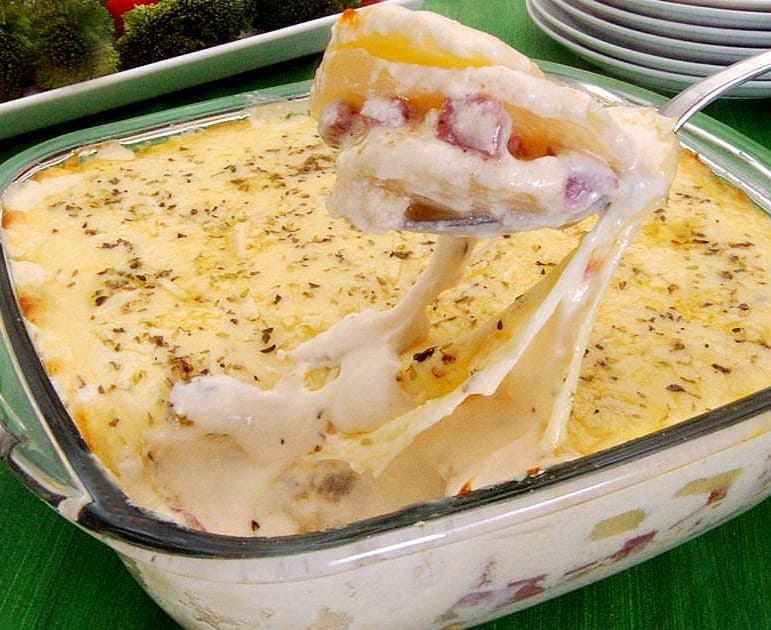 Batata gratinada com molho branco Meu Mundo das Receitas