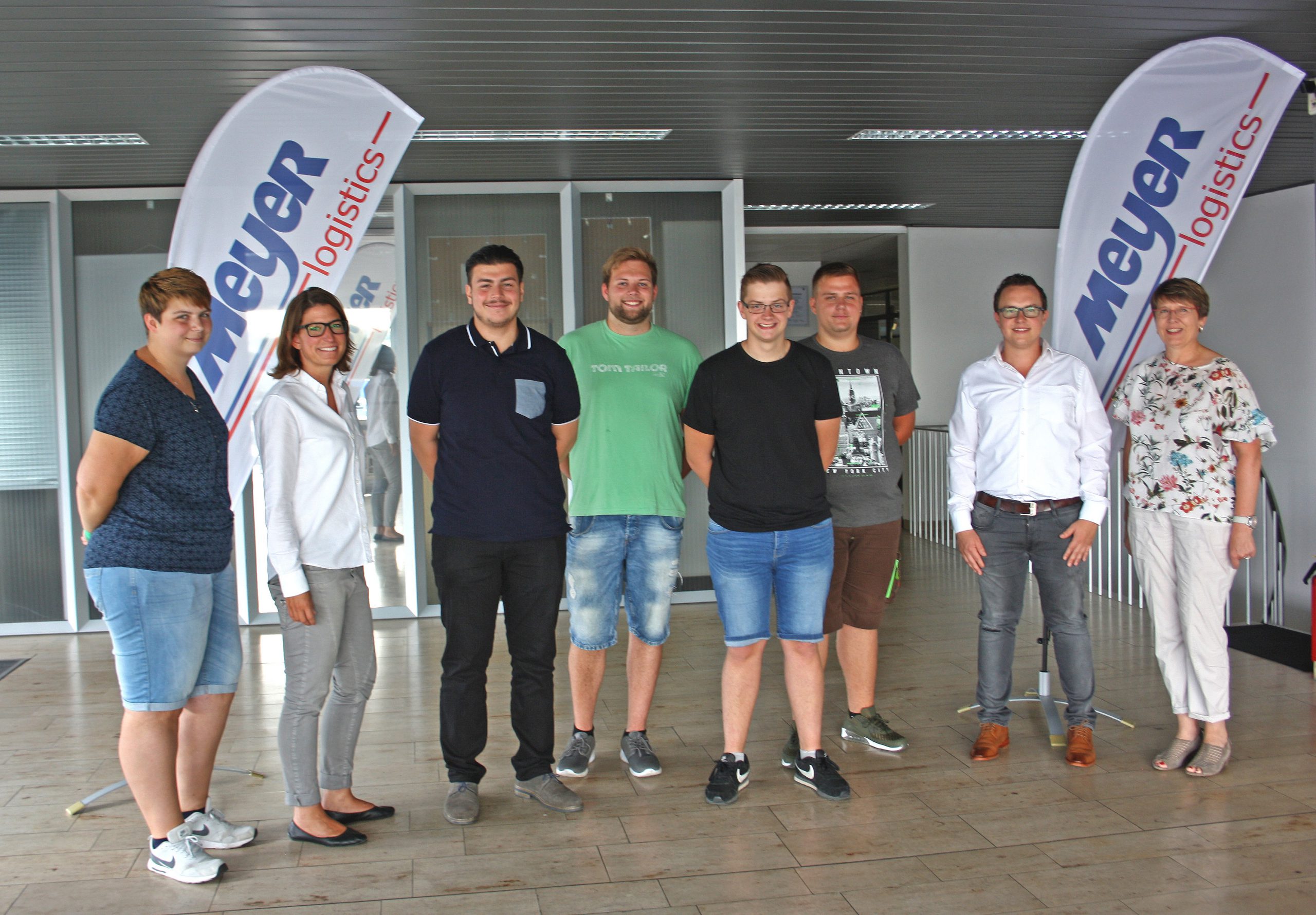 Vier junge Menschen starten in den Beruf Meyer logistics begrüßt