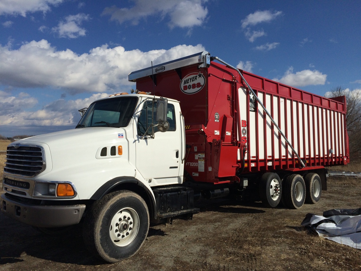 8200 BOSS RT Front & Rear Unload Forage Box Meyer Manufacturing