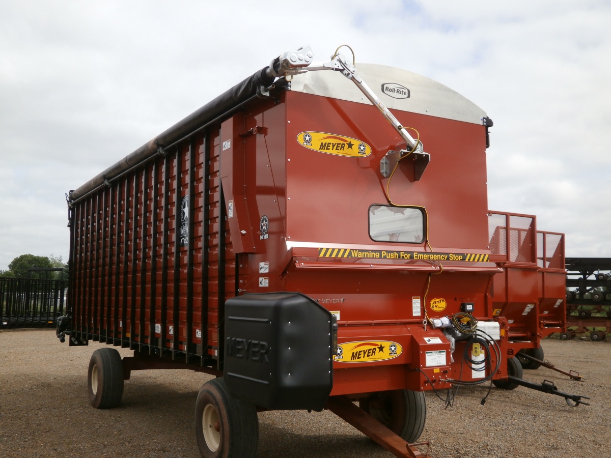 RTX200 Front & Rear Unload Forage Box Meyer Manufacturing Corporation