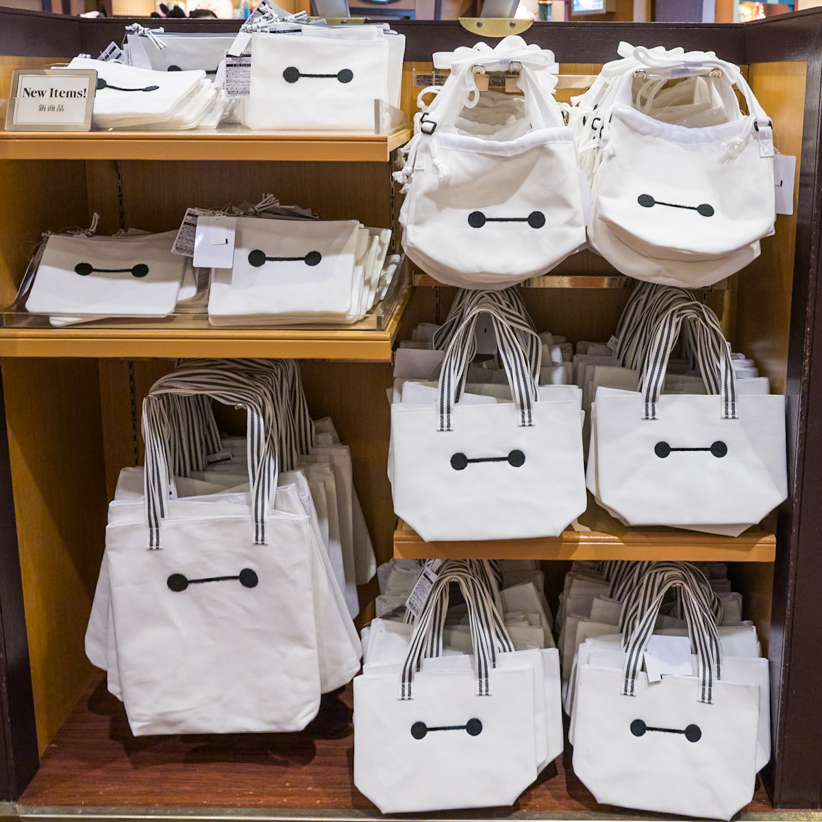 シンプルなお顔デザイン！東京ディズニーランド『ベイマックス』バッグ