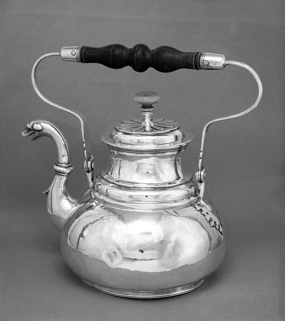 Tea kettle Museum of Fine Arts, Boston