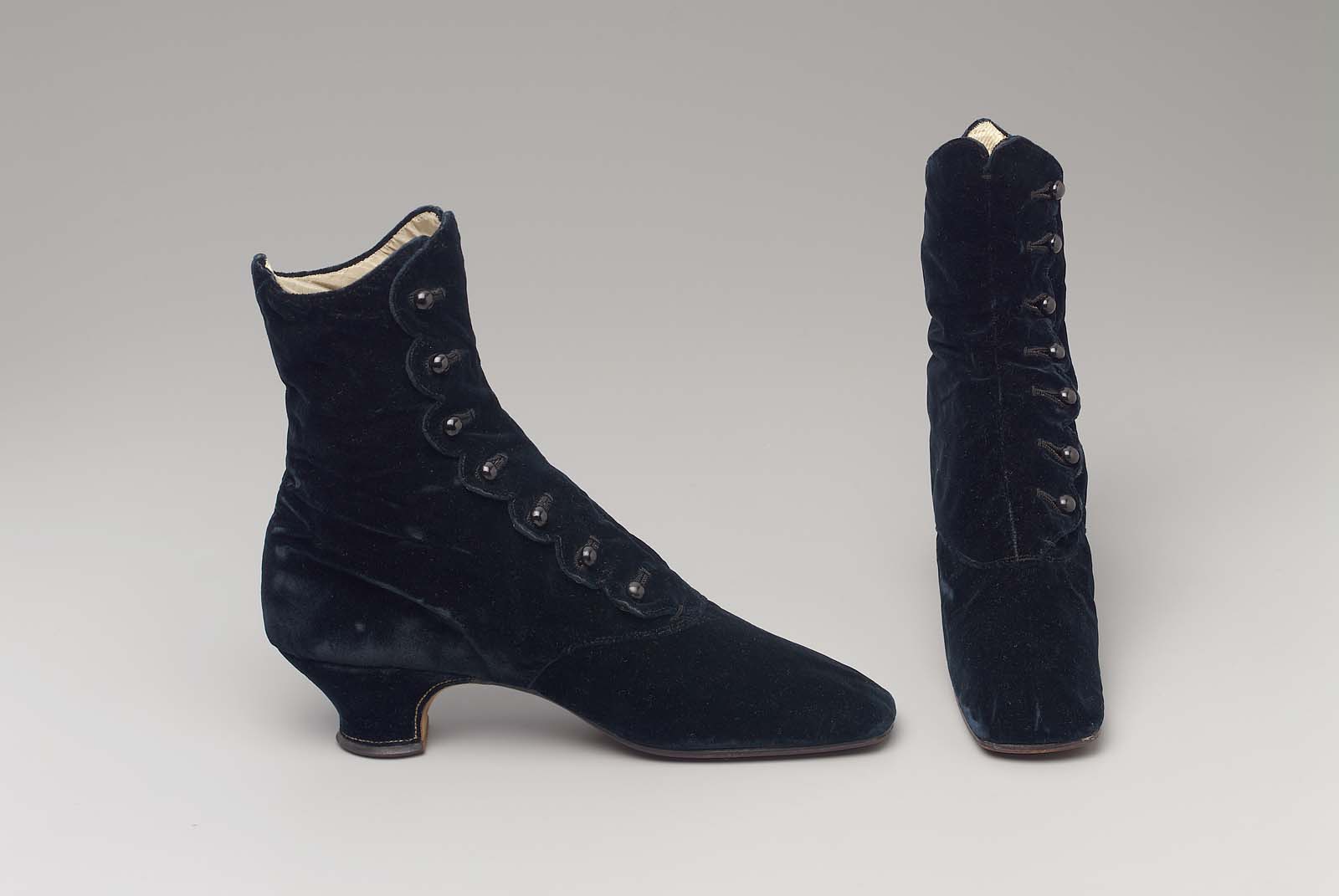Pair of women's highbutton shoes Museum of Fine Arts, Boston