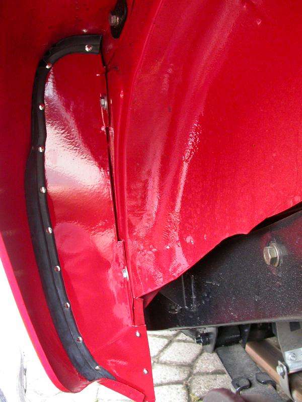 Splash panels ahead of the rear wheels.