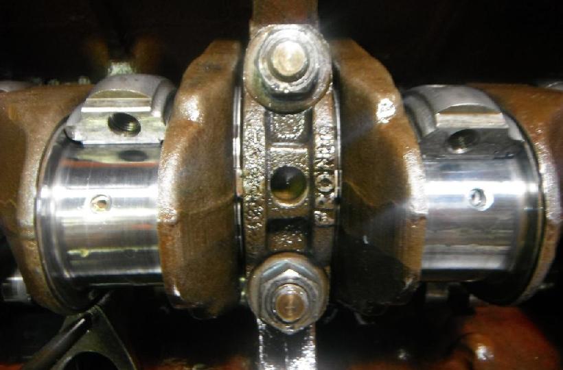 Oil restrictors in the crankshaft rod journals