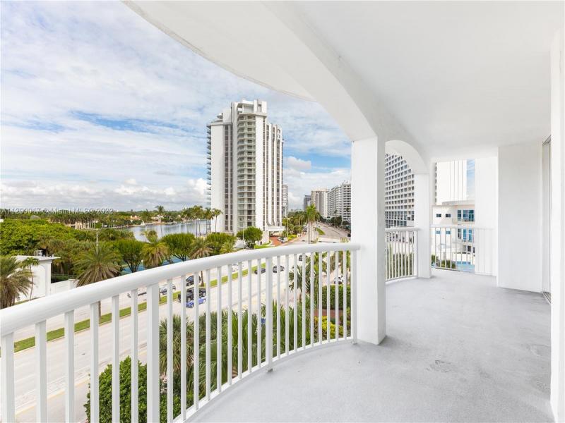 Carriage House Miami Beach Condos for Sale at Miami Beach