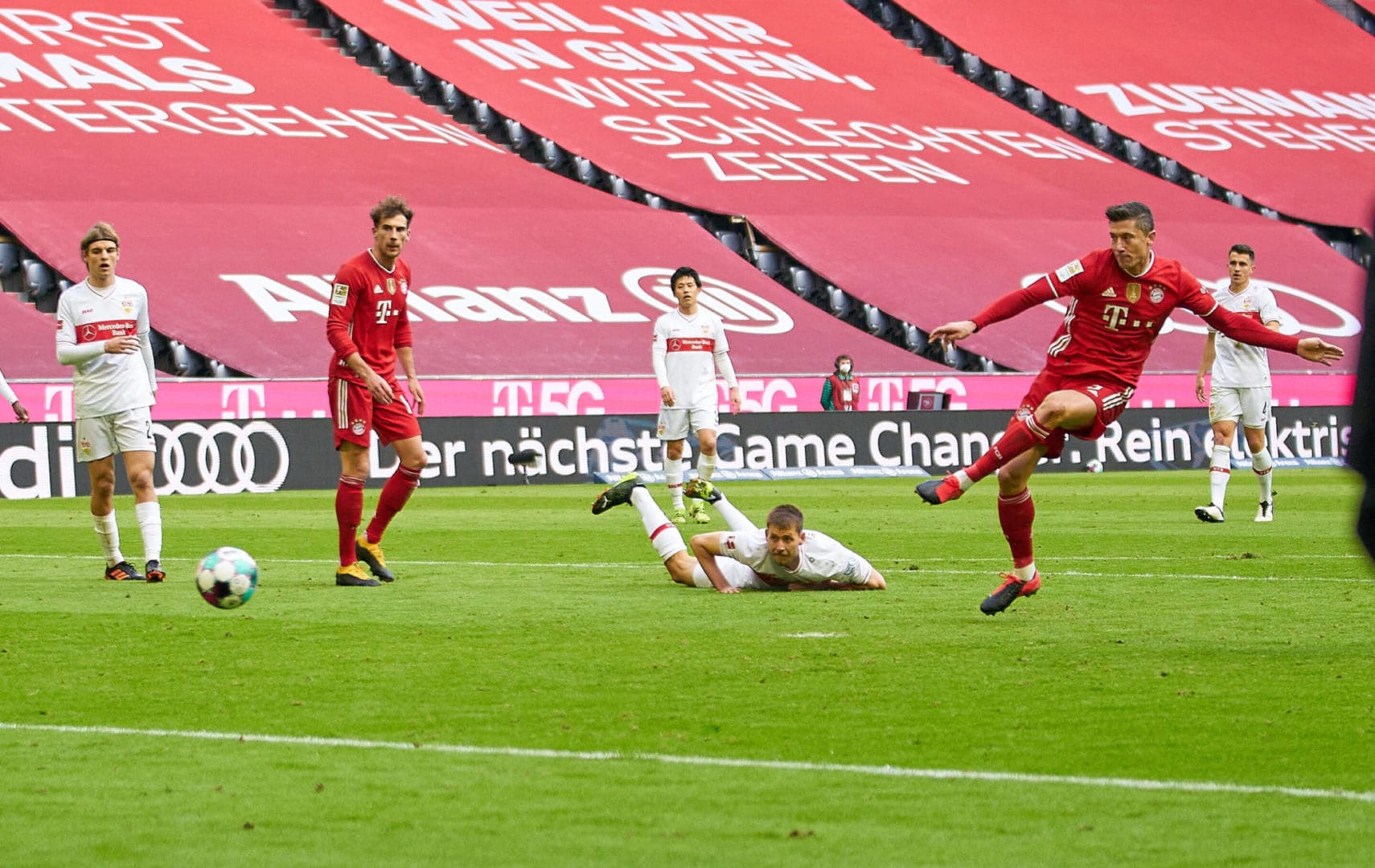 Hans i g’flickt Bayern zerlegt Stuttgart mit 40 in Unterzahl