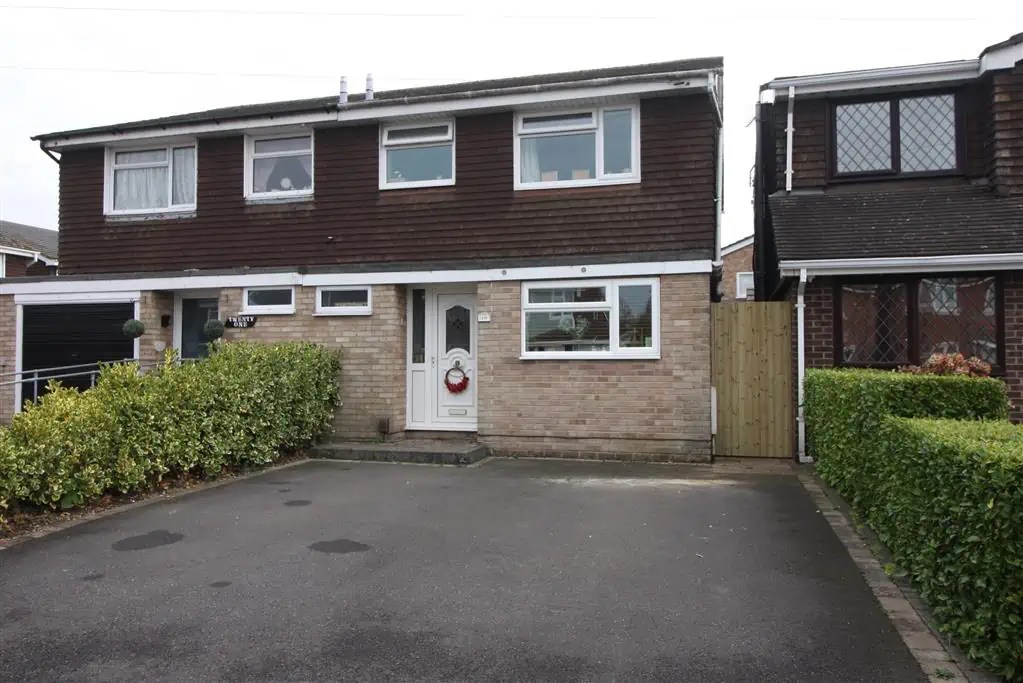 19 Bronte Avenue, Christchurch BH23 2LY Michael Adam Estate Agents