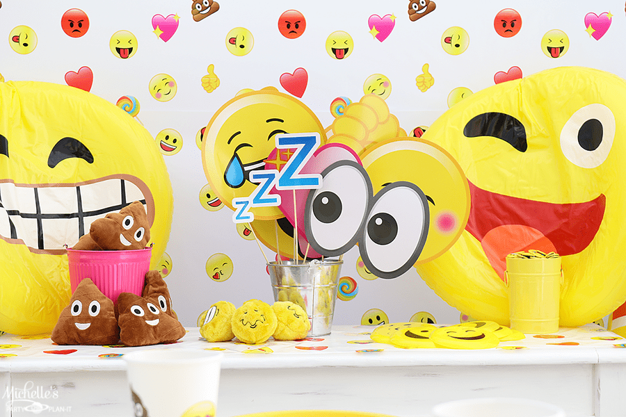 It's an Emoji Summer! Celebrate with an Emoji Pool Party! Michelle's