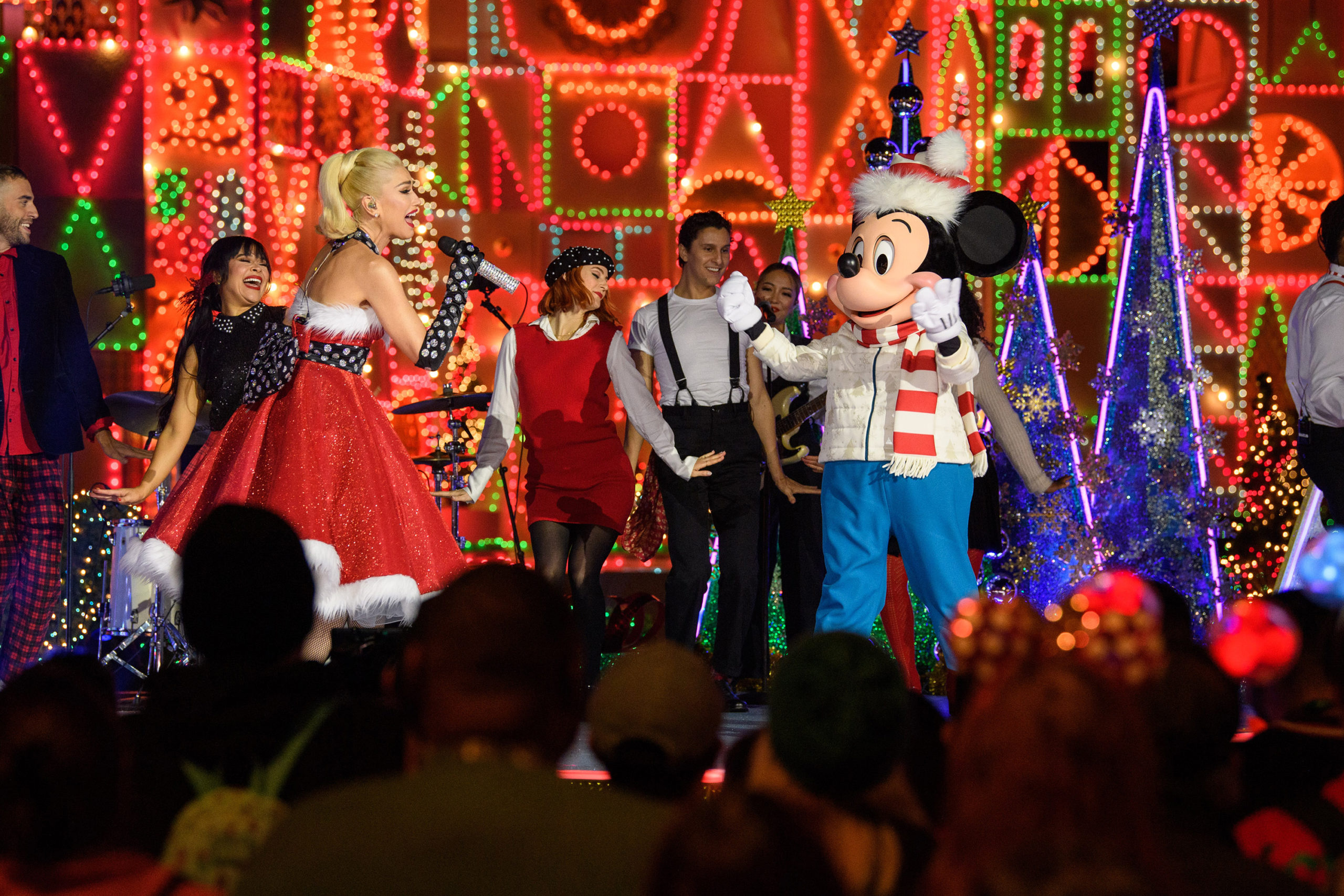 Abc 2022 Christmas Specials Reminder: Don't Miss "The Wonderful World Of Disney" Christmas Special Tonight On Abc - Mickeyblog.com