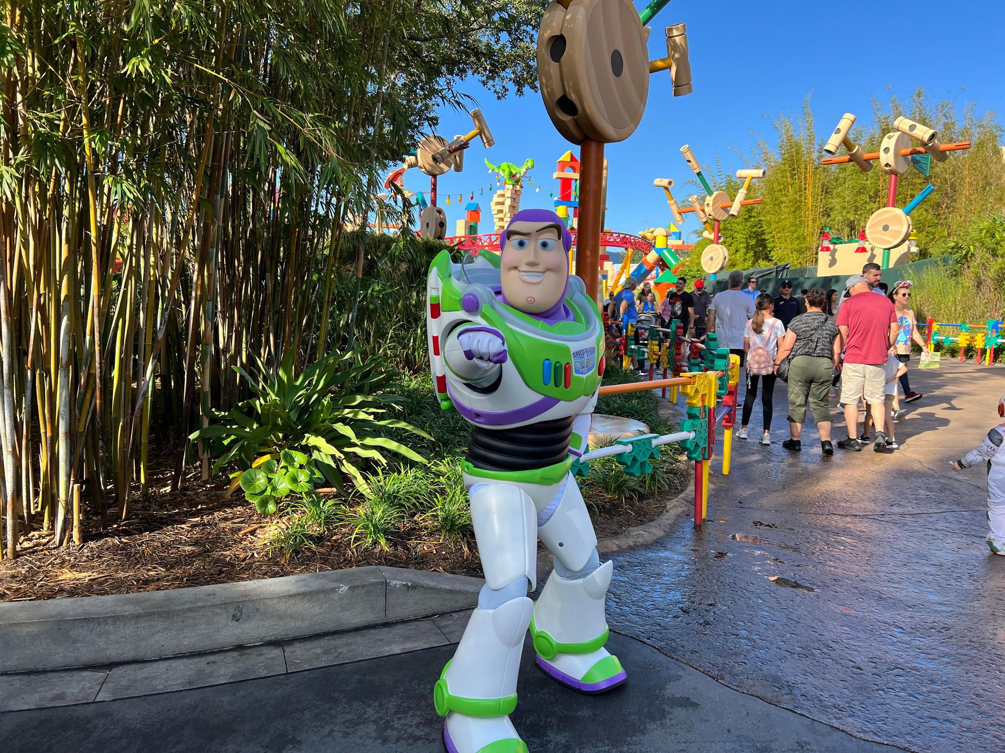 The Toys are Back at Toy Story Land MickeyBlog Meets Buzz Lightyear