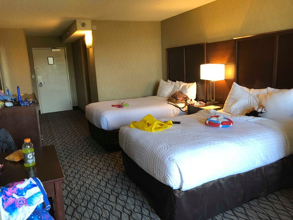Disneyland Clarion Hotel Review and How to Get Free Parking & Breakfast