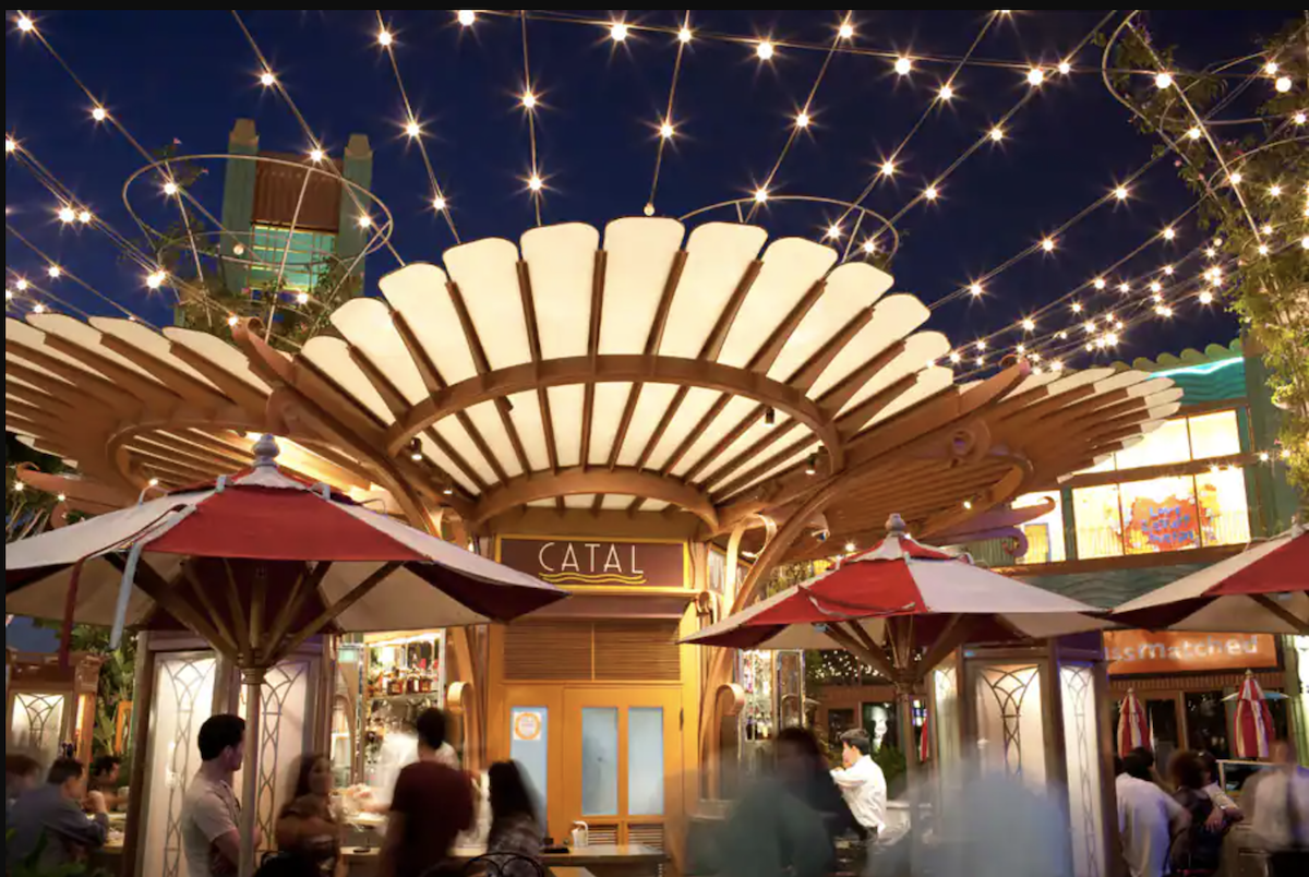 Closing DATE Revealed for Popular Disneyland Restaurants Mickey Visit