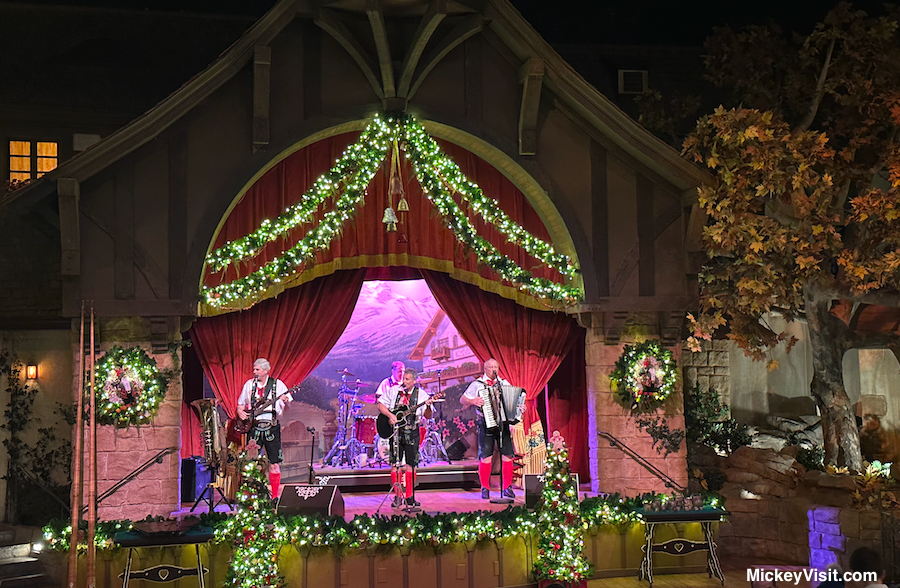 EPCOT Candlelight Processional 2023 Dates, Narrators, Tips, Dining