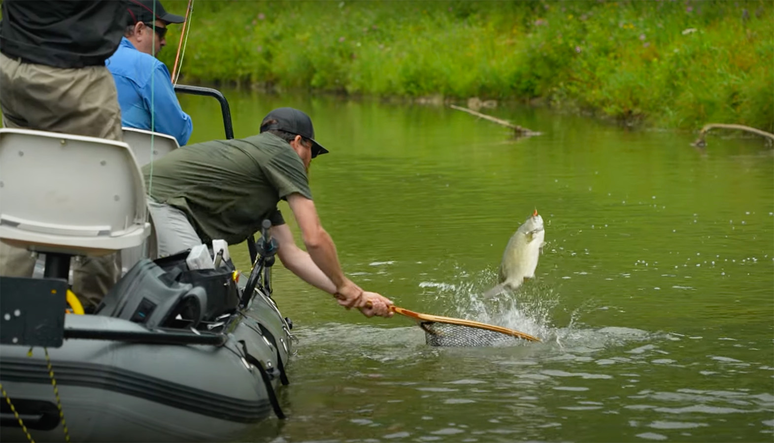 "Daytrippin' Fly fishing for Smallmouth Bass with Smooth River