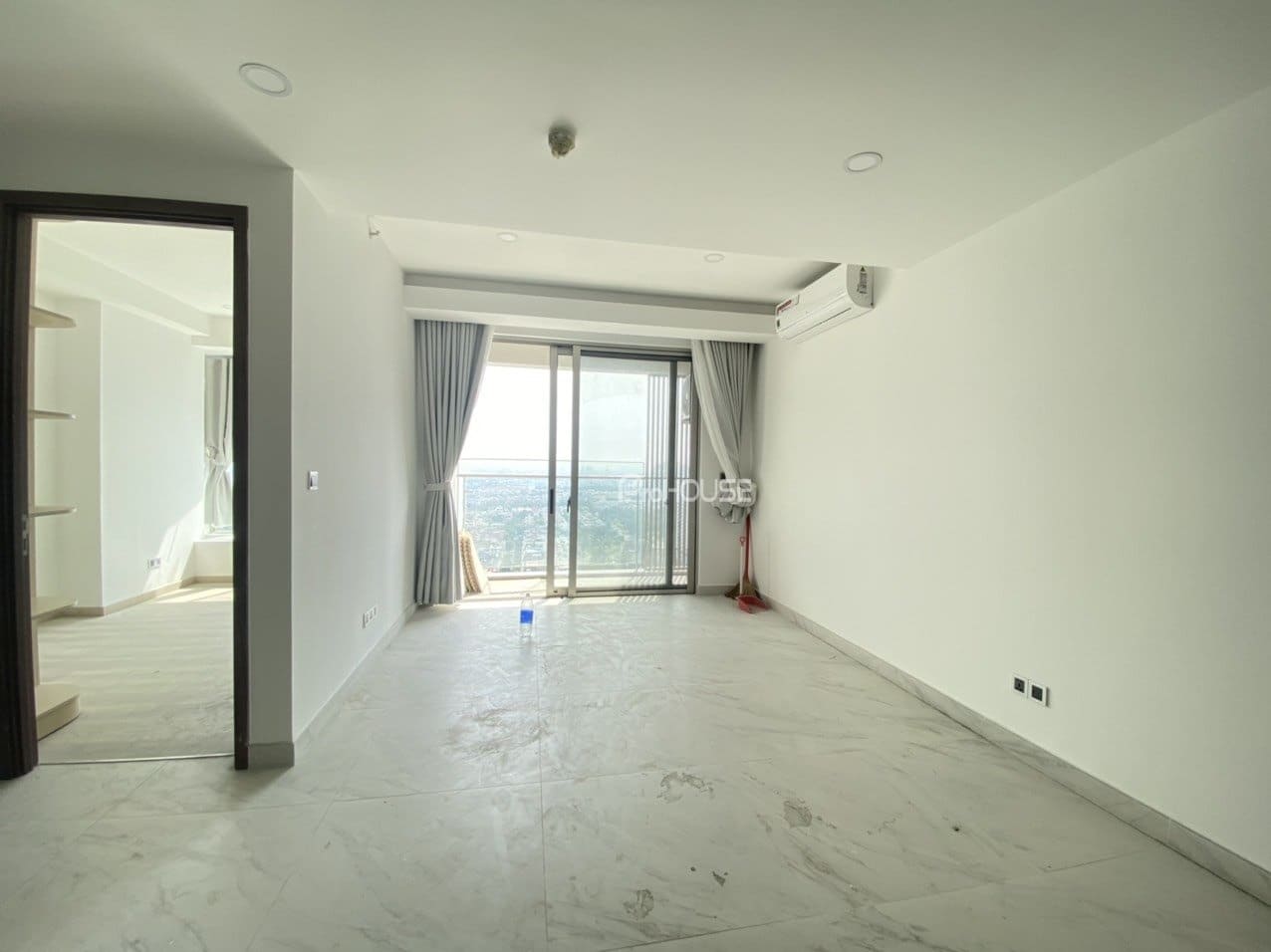 Midtown apartment for rent on high floor with beautiful view and basic