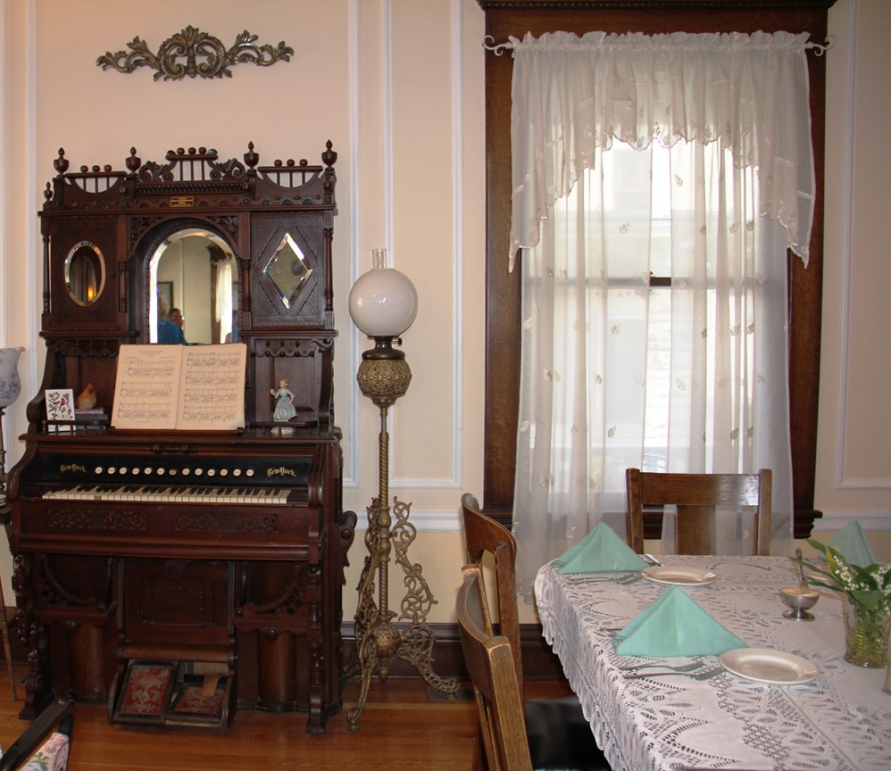 Decker House, Mason City, Iowa A Delightful Bed and Breakfast