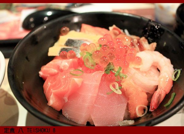 台北》定食8  兩百元巴滋巴滋尼莫蛋超豪華海景丼飯