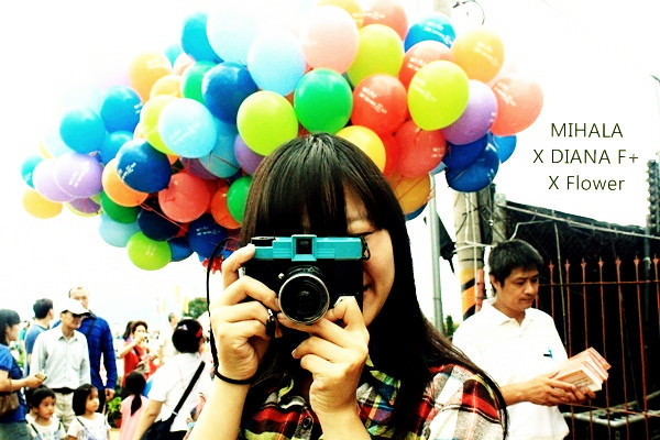 新社花海》喔耶紅橙黃綠藍靛紫拿氣球逛花海