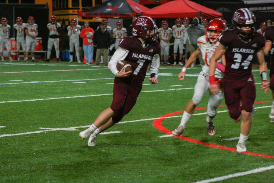 Mercer Island Football Suffers Loss Against Newport on Senior Night