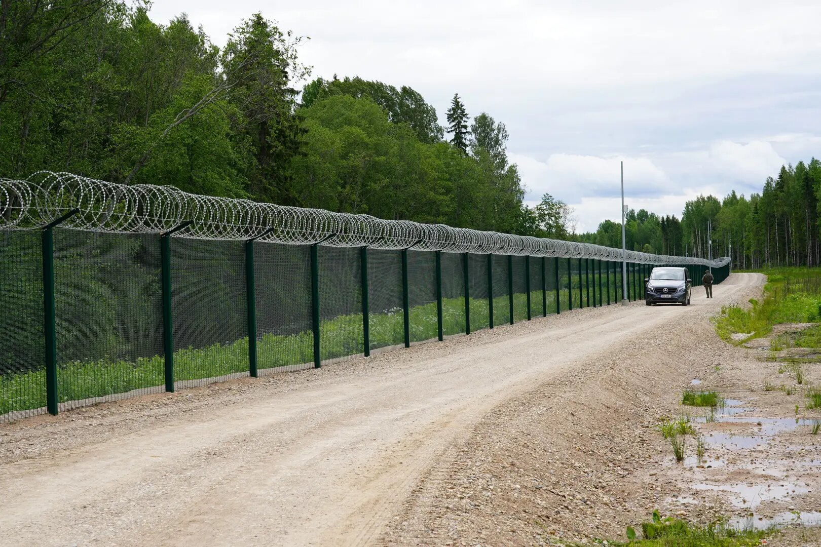 Estonia builds first 23 km of border wall to protect from Russia