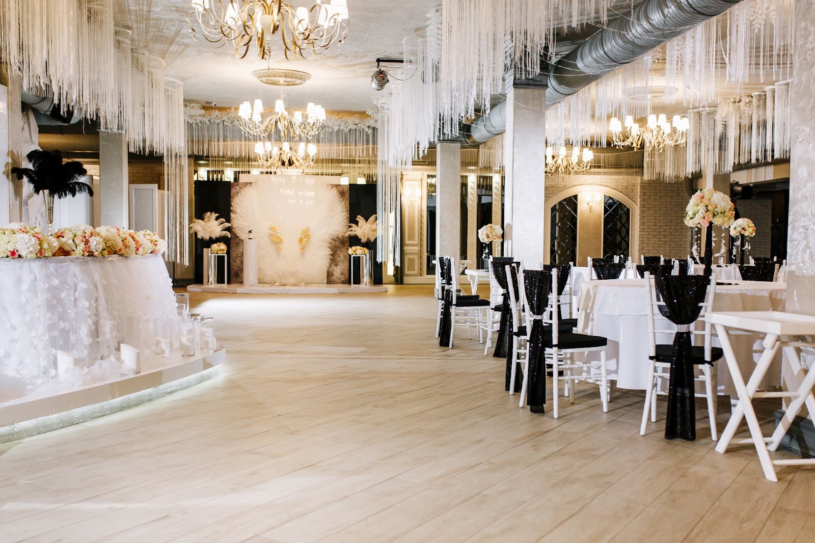 The Ultimate Guide To Throwing A Large Wedding Reception Kino de Lirio