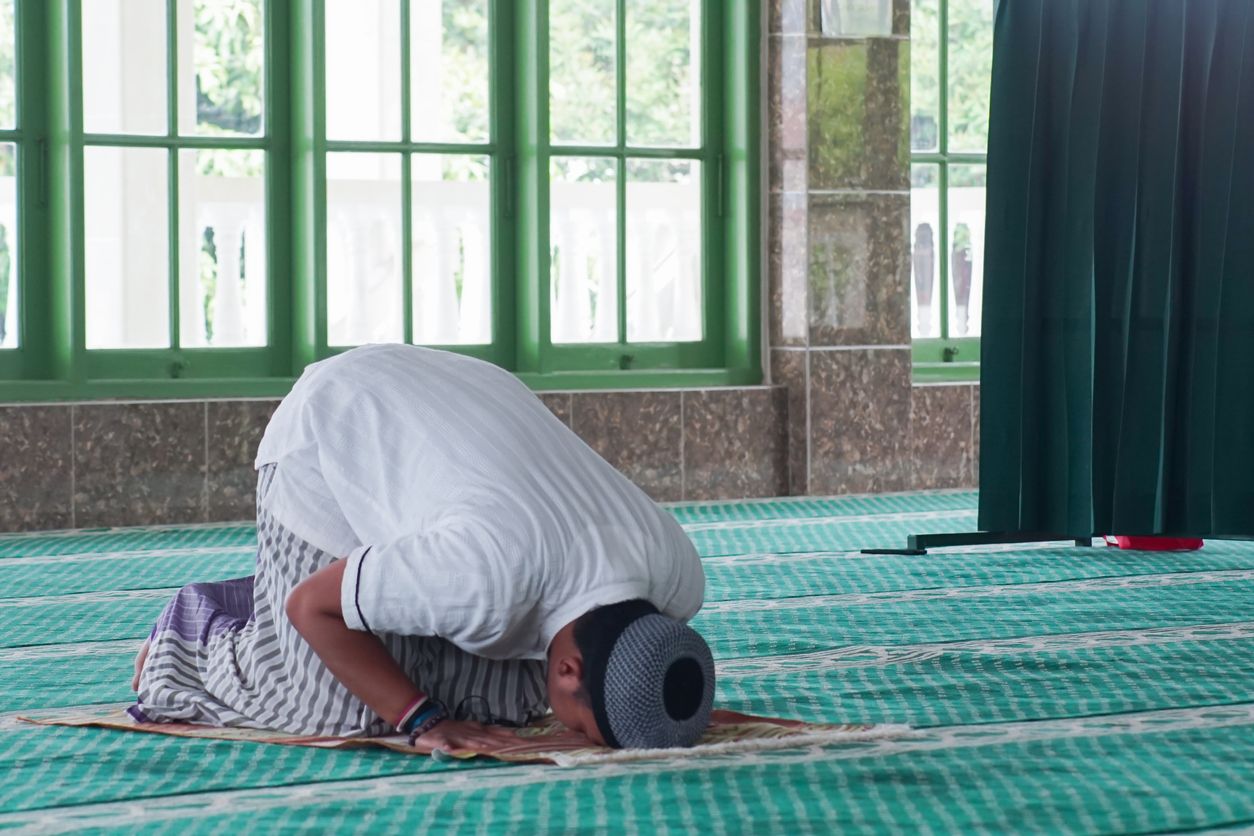 Niat Sholat 5 Waktu Lengkap dengan Bacaan dan Artinya