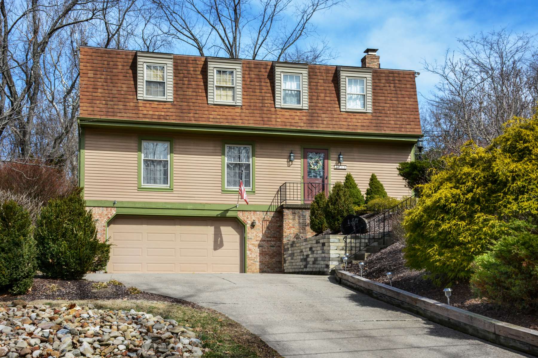 117 Gateshead Drive Canonsburg, PA 15317 • Mindy + Darla Team of Piatt