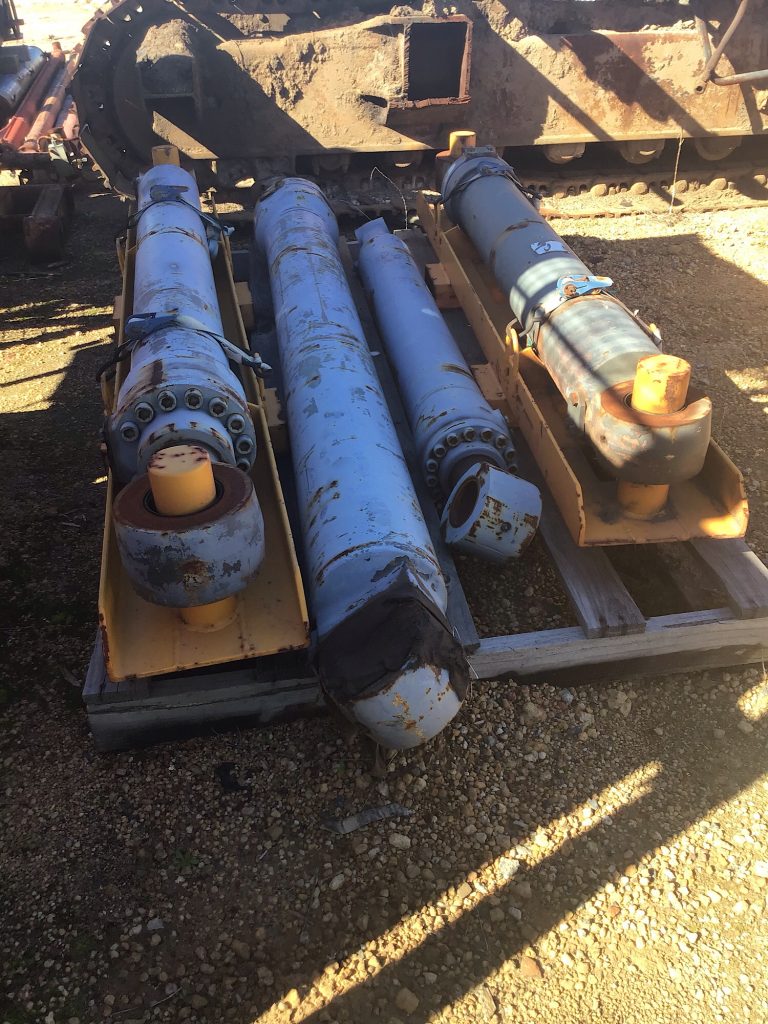 ASSORTED HYDRAULIC RAMS Mine Graveyard