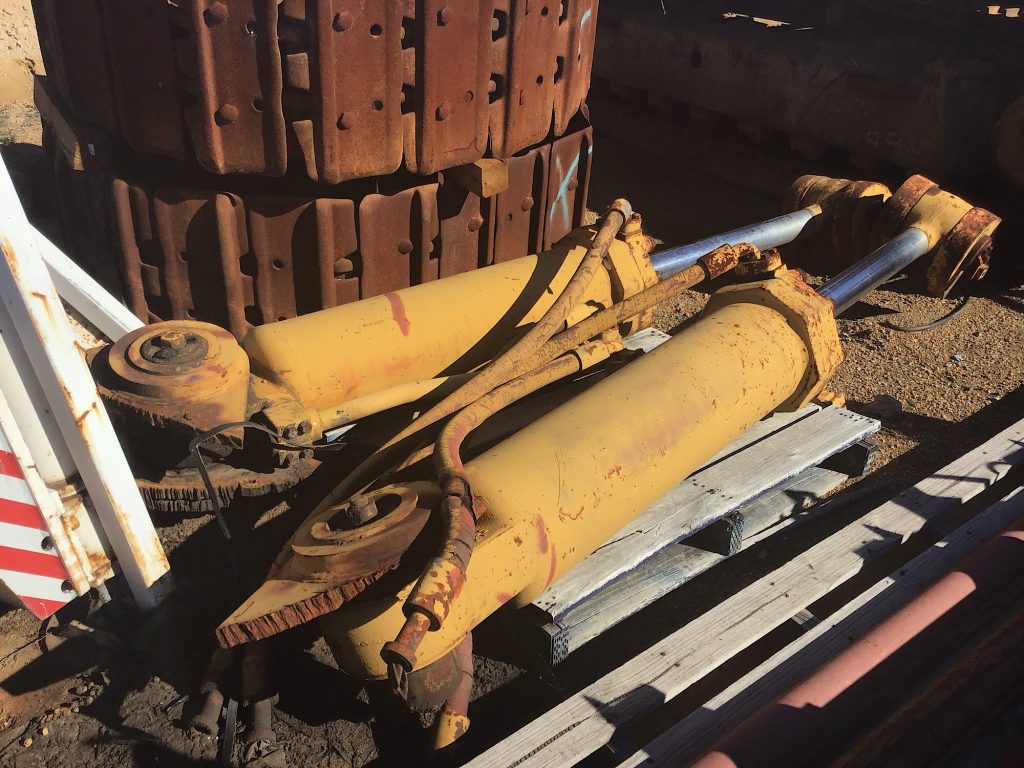 ASSORTED HYDRAULIC RAMS Mine Graveyard