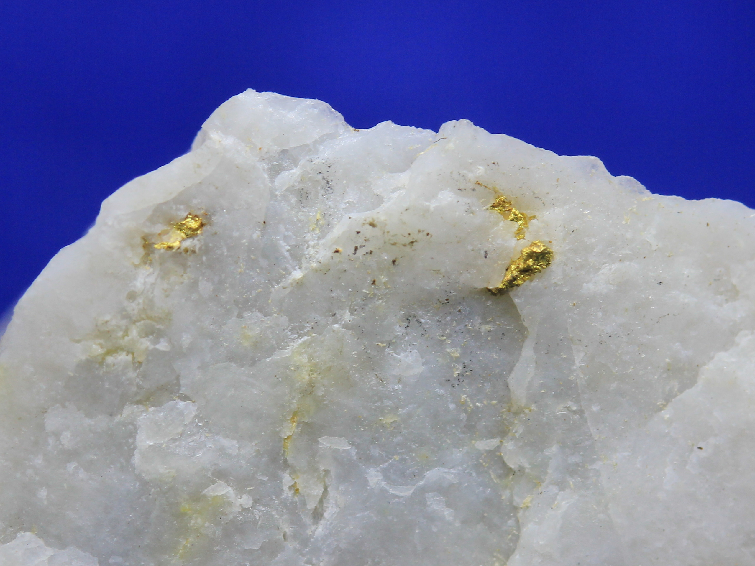 Native gold on quartz