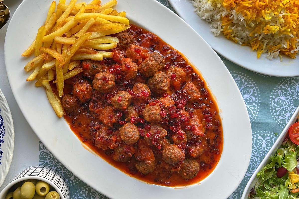 طرز تهیه گوشت قلقلی با سس زرشک و آلو مینویسم