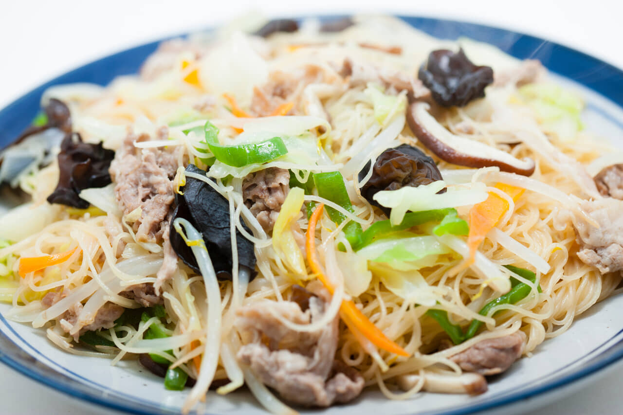 【原料は米】ビーフンを食べると太る？意外に糖質の高いビーフンをわかりやすく解説！ みんなの麺情報