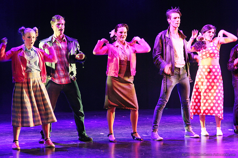 Grease Första akten