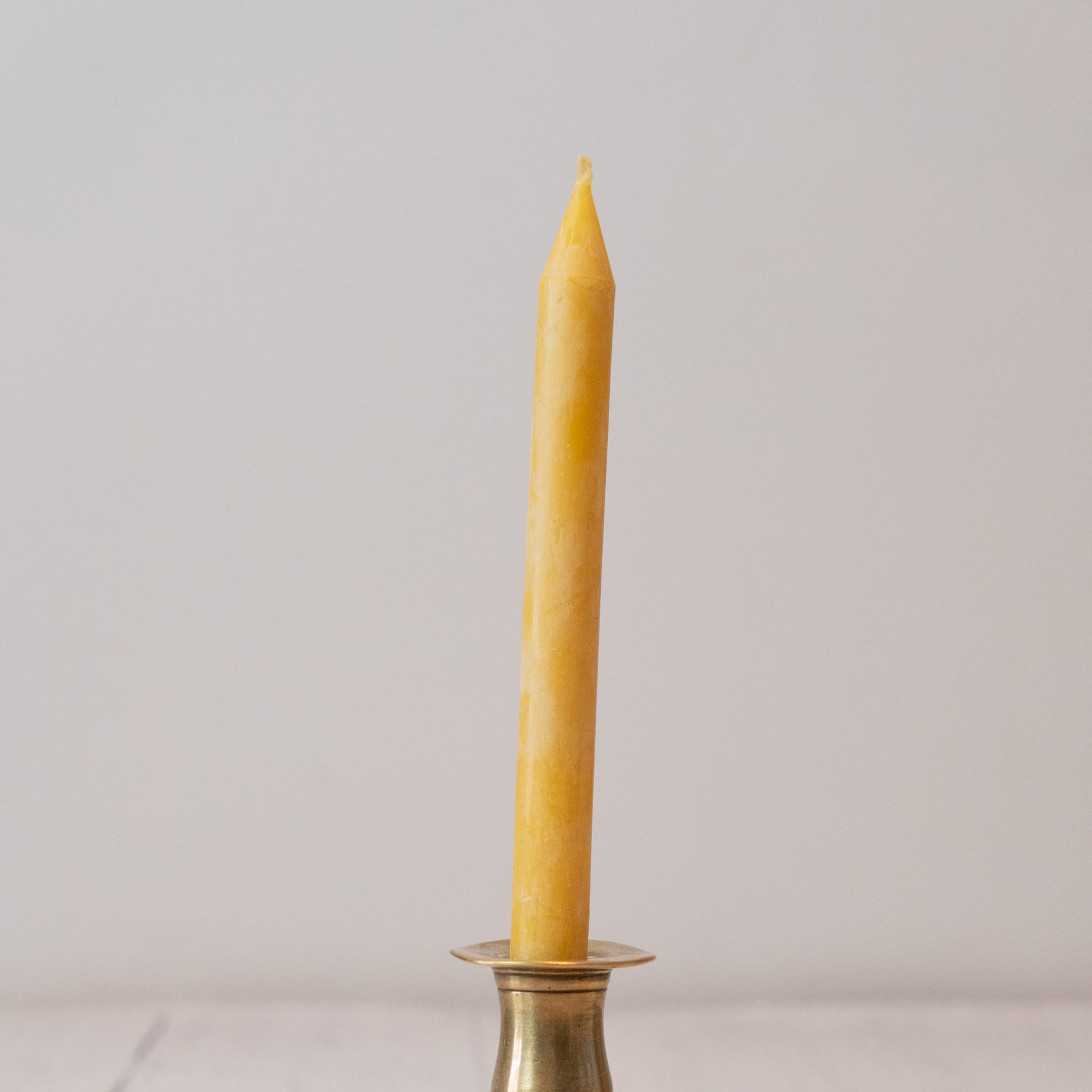 Beeswax Candle entirely made of beeswax + cotton wick.