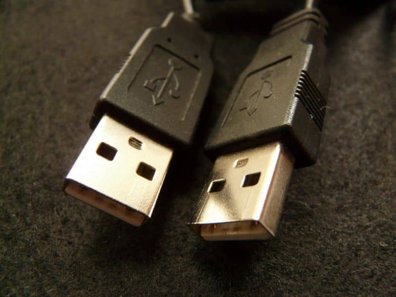 Cómo Conectar dos Computadoras con un Cable USB para Transferir Datos