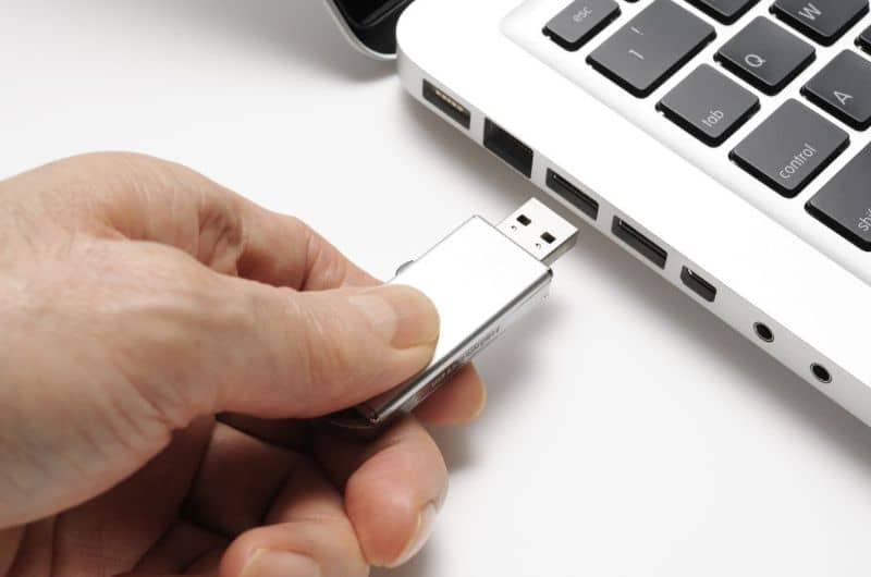 Cómo Crear un Pendrive USB Booteable con Windows 10 con UltraISO Mira