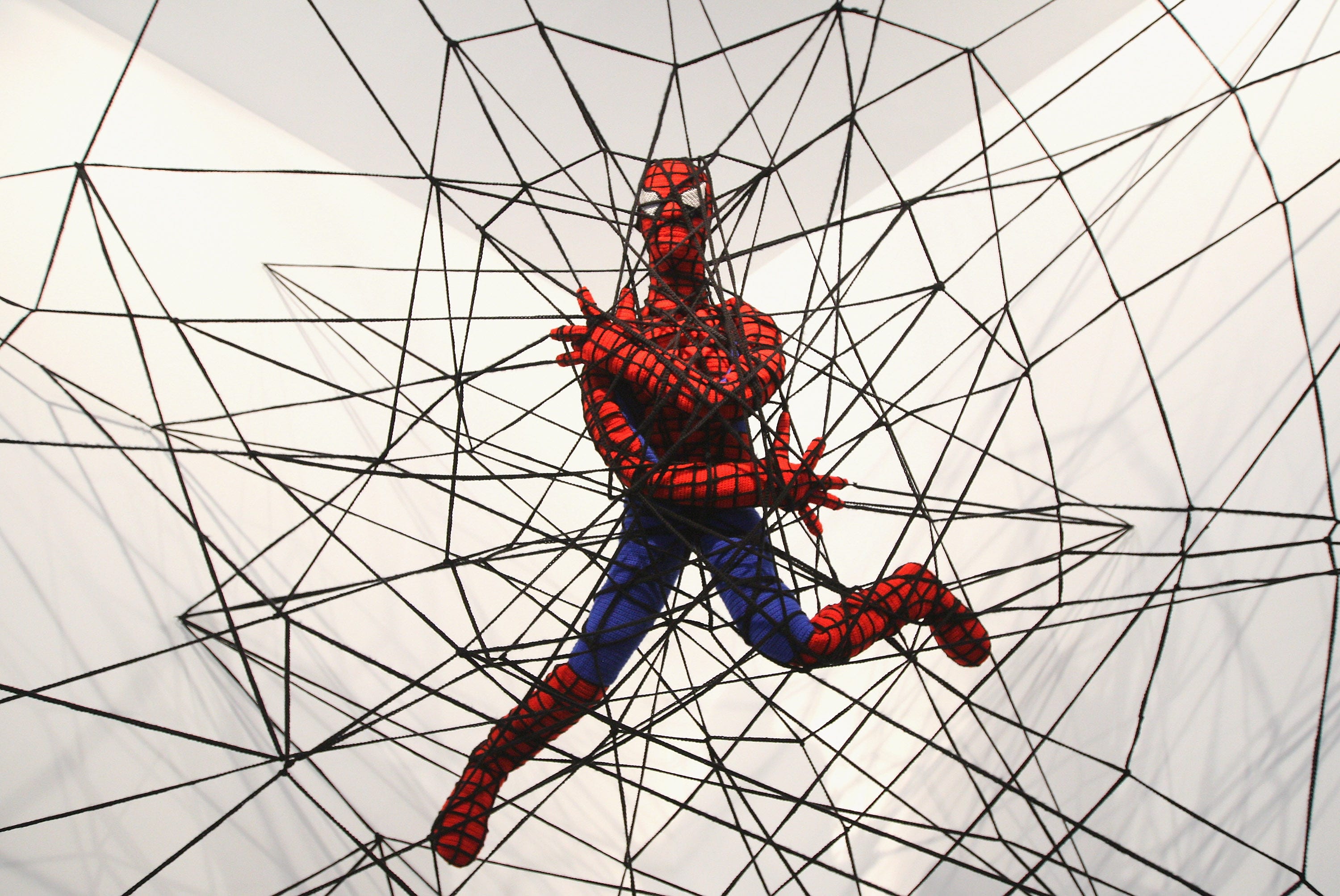 игра spider man web of shadows 2. веб шутер spider man. майлз моралес 2021. фон паутина человека паука. паутина человека паука.